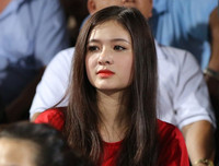 [ẢNH] Fan nữ xinh như mộng đến sân xem Xuân Trường, Quang Hải trổ tài