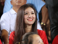 [ẢNH] Fan nữ xinh như mộng đến sân xem Xuân Trường, Quang Hải trổ tài