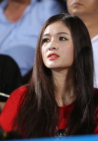 [ẢNH] Fan nữ xinh như mộng đến sân xem Xuân Trường, Quang Hải trổ tài