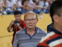 [ẢNH] Fan nữ xinh như mộng đến sân xem Xuân Trường, Quang Hải trổ tài