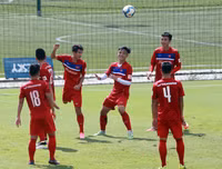 Thầy trò Hữu Thắng cười tươi rói khi ký tặng lên vai các fan nữ