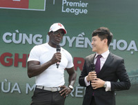 Cựu danh thủ M.U vui vẻ chụp ảnh cùng người hâm mộ tại phố đi bộ hồ Gươm