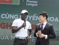 Cựu danh thủ M.U vui vẻ chụp ảnh cùng người hâm mộ tại phố đi bộ hồ Gươm