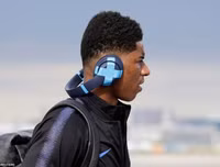 [ẢNH] Cảnh sát lăm lăm tay súng bảo vệ ĐT Anh khi đặt chân đến Nga