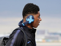 [ẢNH] Cảnh sát lăm lăm tay súng bảo vệ ĐT Anh khi đặt chân đến Nga