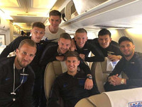 [ẢNH] Cảnh sát lăm lăm tay súng bảo vệ ĐT Anh khi đặt chân đến Nga