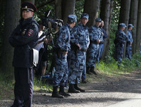 [ẢNH] Cảnh sát lăm lăm tay súng bảo vệ ĐT Anh khi đặt chân đến Nga