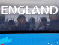 [ẢNH] Cảnh sát lăm lăm tay súng bảo vệ ĐT Anh khi đặt chân đến Nga