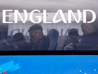 [ẢNH] Cảnh sát lăm lăm tay súng bảo vệ ĐT Anh khi đặt chân đến Nga