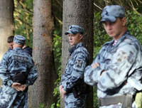 [ẢNH] Cảnh sát lăm lăm tay súng bảo vệ ĐT Anh khi đặt chân đến Nga