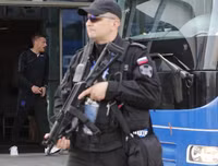 [ẢNH] Cảnh sát lăm lăm tay súng bảo vệ ĐT Anh khi đặt chân đến Nga