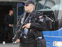 [ẢNH] Cảnh sát lăm lăm tay súng bảo vệ ĐT Anh khi đặt chân đến Nga