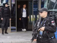 [ẢNH] Cảnh sát lăm lăm tay súng bảo vệ ĐT Anh khi đặt chân đến Nga