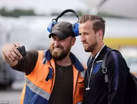 [ẢNH] Cảnh sát lăm lăm tay súng bảo vệ ĐT Anh khi đặt chân đến Nga