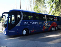 [ẢNH] Cảnh sát lăm lăm tay súng bảo vệ ĐT Anh khi đặt chân đến Nga