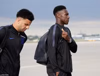 [ẢNH] Cảnh sát lăm lăm tay súng bảo vệ ĐT Anh khi đặt chân đến Nga