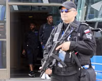 [ẢNH] Cảnh sát lăm lăm tay súng bảo vệ ĐT Anh khi đặt chân đến Nga