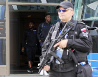 [ẢNH] Cảnh sát lăm lăm tay súng bảo vệ ĐT Anh khi đặt chân đến Nga