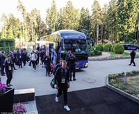 [ẢNH] Cảnh sát lăm lăm tay súng bảo vệ ĐT Anh khi đặt chân đến Nga