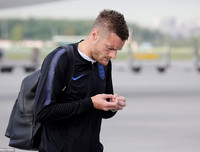 [ẢNH] Cảnh sát lăm lăm tay súng bảo vệ ĐT Anh khi đặt chân đến Nga