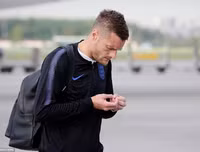 [ẢNH] Cảnh sát lăm lăm tay súng bảo vệ ĐT Anh khi đặt chân đến Nga