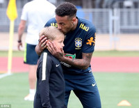 [ẢNH] Mặc mọi giễu cợt, Neymar lém lỉnh diễn lại 