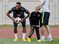 [ẢNH] Mặc mọi giễu cợt, Neymar lém lỉnh diễn lại 