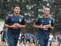 [ẢNH] Mặc mọi giễu cợt, Neymar lém lỉnh diễn lại 