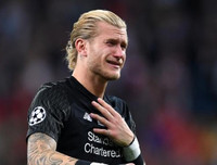 [ẢNH] Ngay cả Tấn Trường, Phí Minh Long cũng không tệ hại như Karius của Liverpool