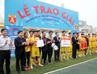 THPT Nguyễn Thị Minh Khai ăn mừng chức vô địch lần thứ ba