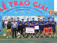 THPT Nguyễn Thị Minh Khai ăn mừng chức vô địch lần thứ ba