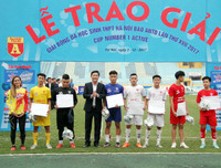 THPT Nguyễn Thị Minh Khai ăn mừng chức vô địch lần thứ ba