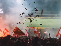 [ẢNH] Trận Hà Nội - Hải Phòng gián đoạn vì pháo sáng của cổ động viên quá khích