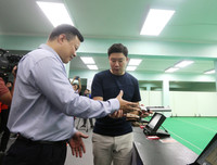 Quán quân Olympic Jin Jong-oh trổ tài bắn súng trước các xạ thủ Việt Nam