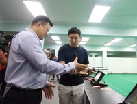 Quán quân Olympic Jin Jong-oh trổ tài bắn súng trước các xạ thủ Việt Nam