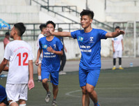 [ẢNH] Hai lần để THPT Chuyên Ngoại ngữ chọc thủng lưới, thủ môn trường Vân Tảo ôm mặt khóc