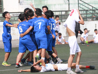 [ẢNH] Hai lần để THPT Chuyên Ngoại ngữ chọc thủng lưới, thủ môn trường Vân Tảo ôm mặt khóc