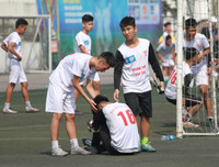 [ẢNH] Hai lần để THPT Chuyên Ngoại ngữ chọc thủng lưới, thủ môn trường Vân Tảo ôm mặt khóc