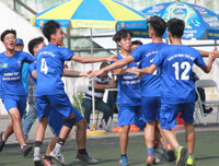 [ẢNH] Hai lần để THPT Chuyên Ngoại ngữ chọc thủng lưới, thủ môn trường Vân Tảo ôm mặt khóc