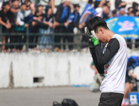 [ẢNH] Hai lần để THPT Chuyên Ngoại ngữ chọc thủng lưới, thủ môn trường Vân Tảo ôm mặt khóc