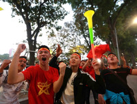 [ẢNH] Biển người đổ ra đường ăn mừng trong ngày trọng đại của bóng đá Việt Nam