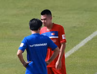 Thầy trò Hữu Thắng cười tươi rói khi ký tặng lên vai các fan nữ
