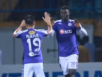 [ẢNH] Pháo sáng ném loạn xạ trên sân Hàng Đẫy, CĐV nữ đi cấp cứu