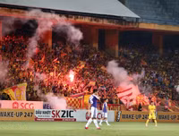 [ẢNH] Pháo sáng ném loạn xạ trên sân Hàng Đẫy, CĐV nữ đi cấp cứu