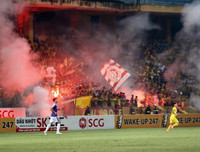 [ẢNH] Pháo sáng ném loạn xạ trên sân Hàng Đẫy, CĐV nữ đi cấp cứu