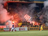 [ẢNH] Pháo sáng ném loạn xạ trên sân Hàng Đẫy, CĐV nữ đi cấp cứu