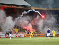 [ẢNH] Pháo sáng ném loạn xạ trên sân Hàng Đẫy, CĐV nữ đi cấp cứu