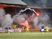 [ẢNH] Pháo sáng ném loạn xạ trên sân Hàng Đẫy, CĐV nữ đi cấp cứu