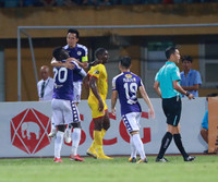 [ẢNH] Pháo sáng ném loạn xạ trên sân Hàng Đẫy, CĐV nữ đi cấp cứu