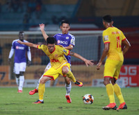 [ẢNH] Pháo sáng ném loạn xạ trên sân Hàng Đẫy, CĐV nữ đi cấp cứu